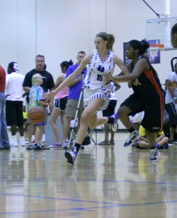 2016 Lauren Cox dribbling